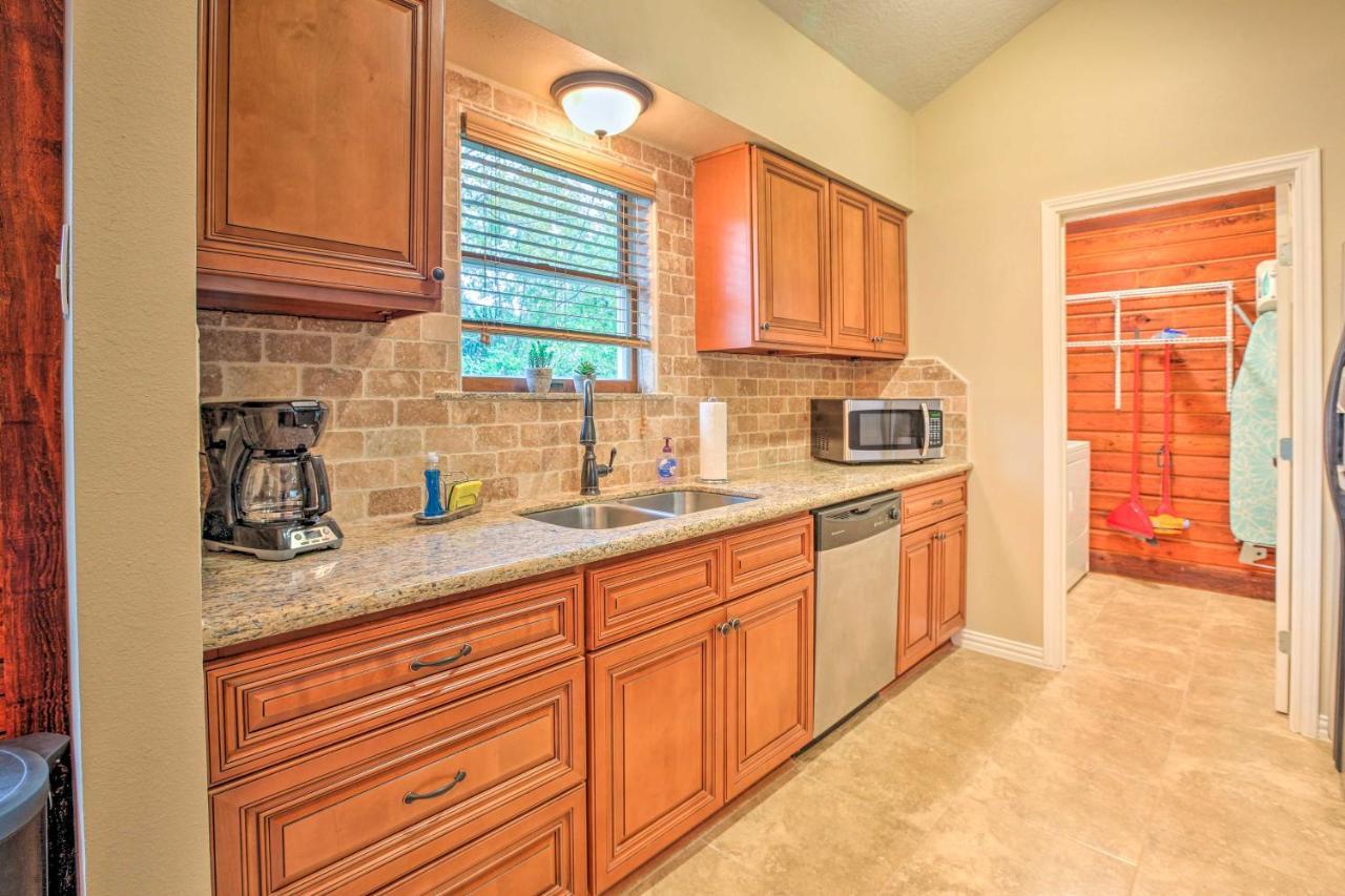 Spacious Kemah Clear Lake Home With Porch And Fire Pit エクステリア 写真
